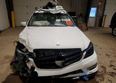 2013 Mercedes-Benz C 300 4Matic из США, поврежденный, VIN WDDGF8AB6DR262611